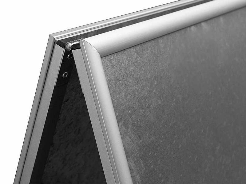 Stříbrný reklamní A stojan s ostrými rohy A1 - profil 25 mm