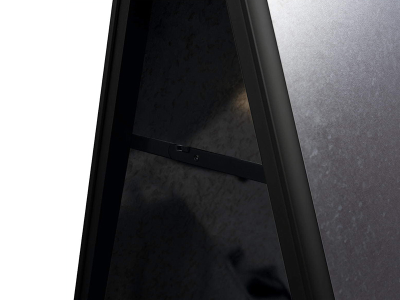Černý reklamní A stojan s ostrými rohy A1 - profil 25 mm